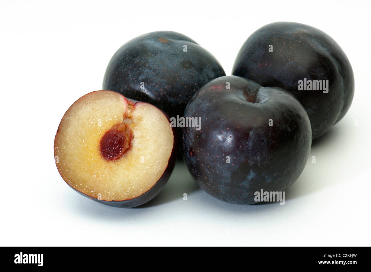 La prugna cinese, giapponese prugna (Prunus salicina), varietà: Angeleno. Frutti maturi. Studio Immagine contro uno sfondo bianco. Foto Stock