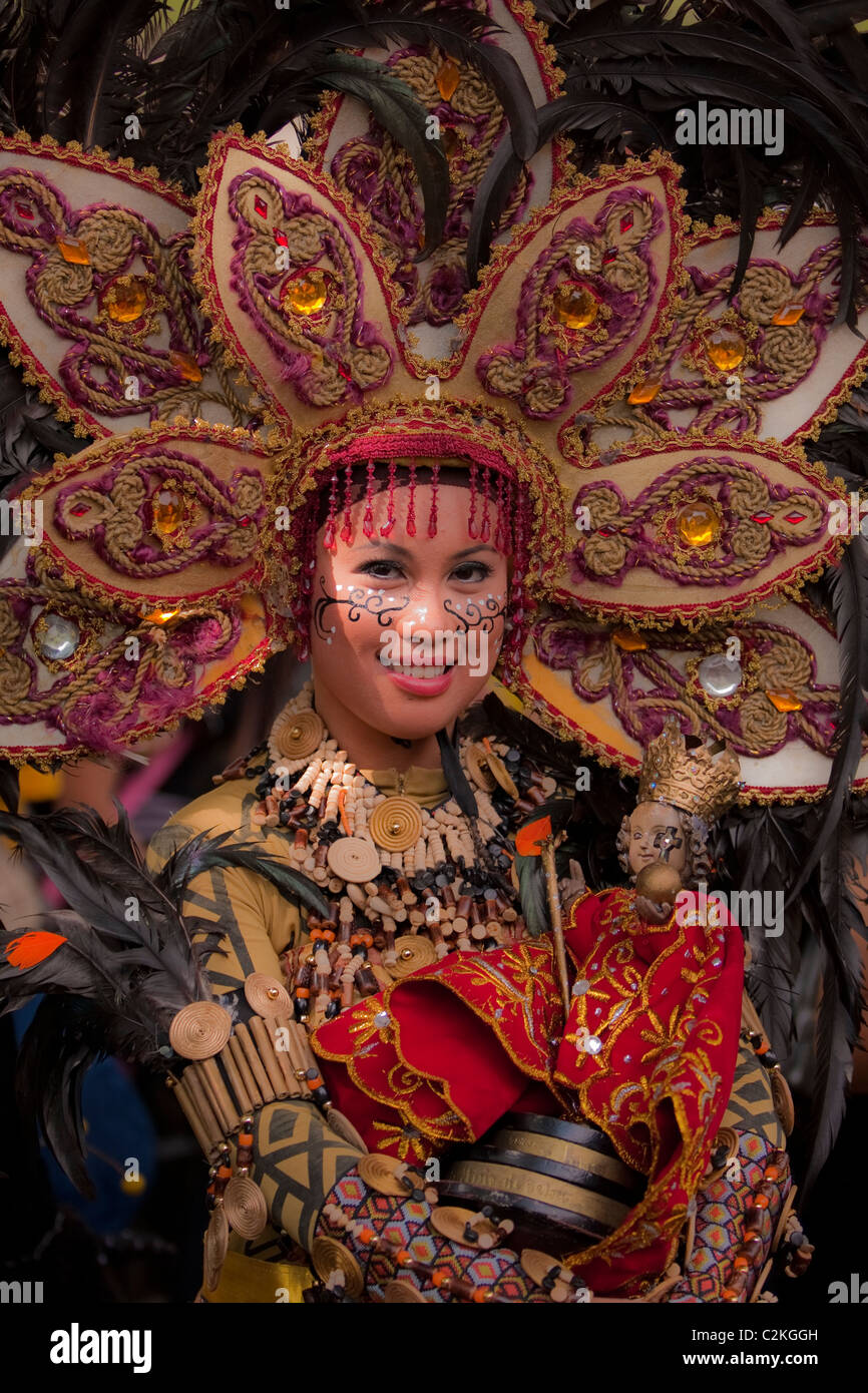 Un ritratto di una donna in costume di perline e perle abito di testa tenendo un Sto. Nino statuetta. Foto Stock Un ritratto di una donna in costume di perline e perle abito di testa tenendo un Sto. Nino statuetta. Foto Stock