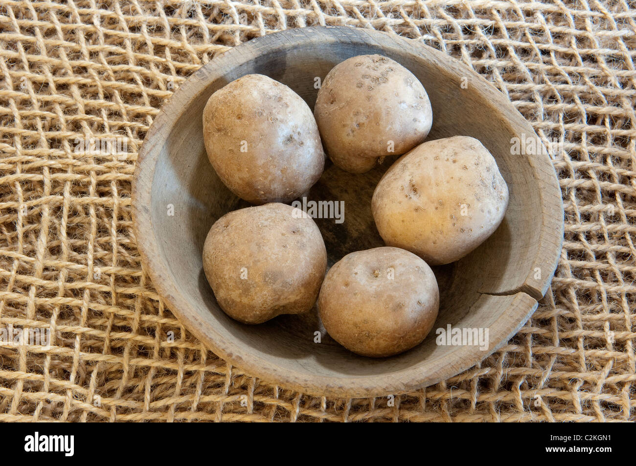 Patata (solanum tuberosum), varietà: La Bonnotte. Patate di una ciotola di legno. Foto Stock