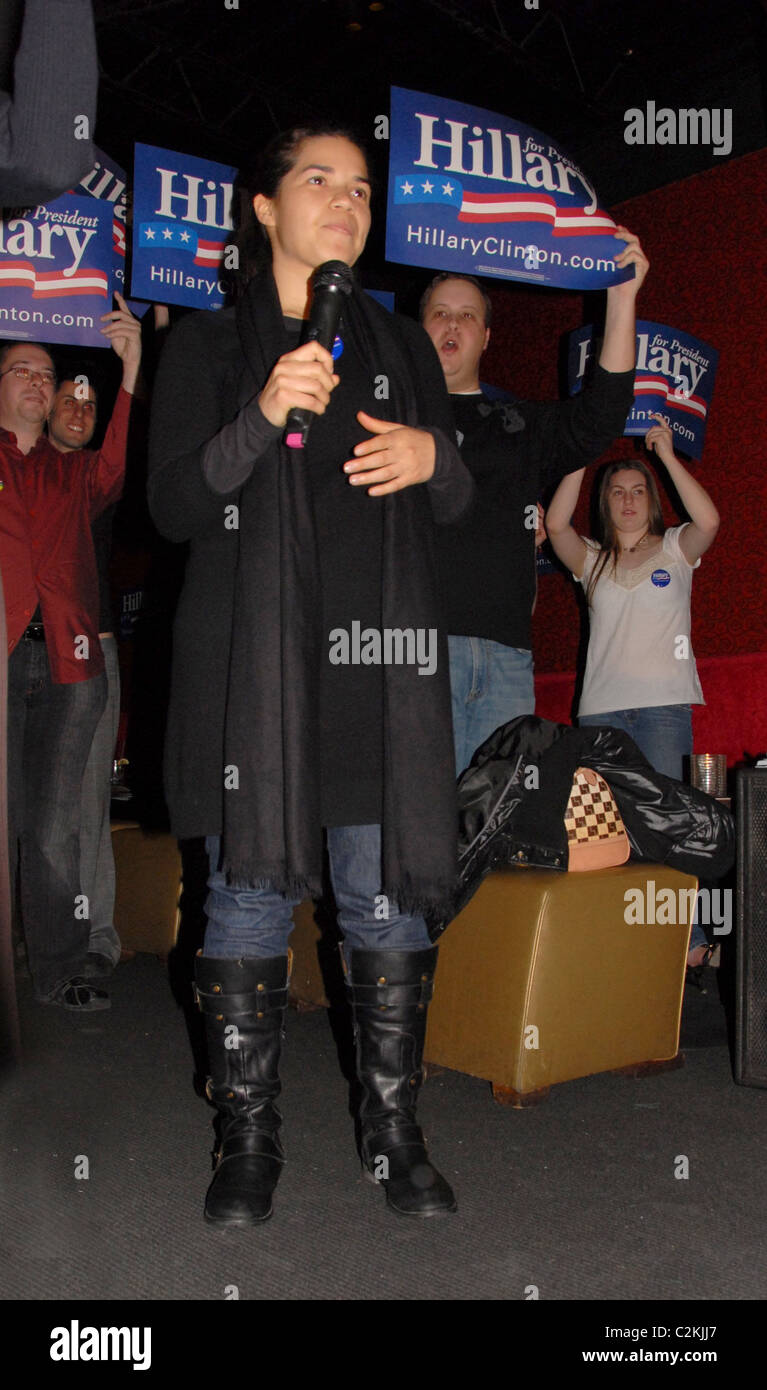 L'attrice America Ferrera assiste una registrazione degli elettori al rally di 32 gradi Luxe Lounge per il supporto di U.S. Il candidato presidenziale Foto Stock