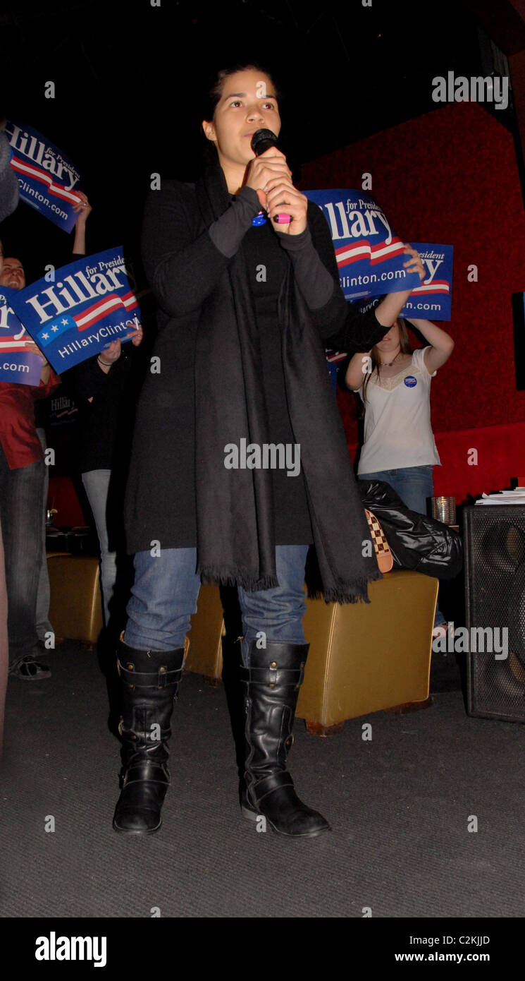 L'attrice America Ferrera assiste una registrazione degli elettori al rally di 32 gradi Luxe Lounge per il supporto di U.S. Il candidato presidenziale Foto Stock