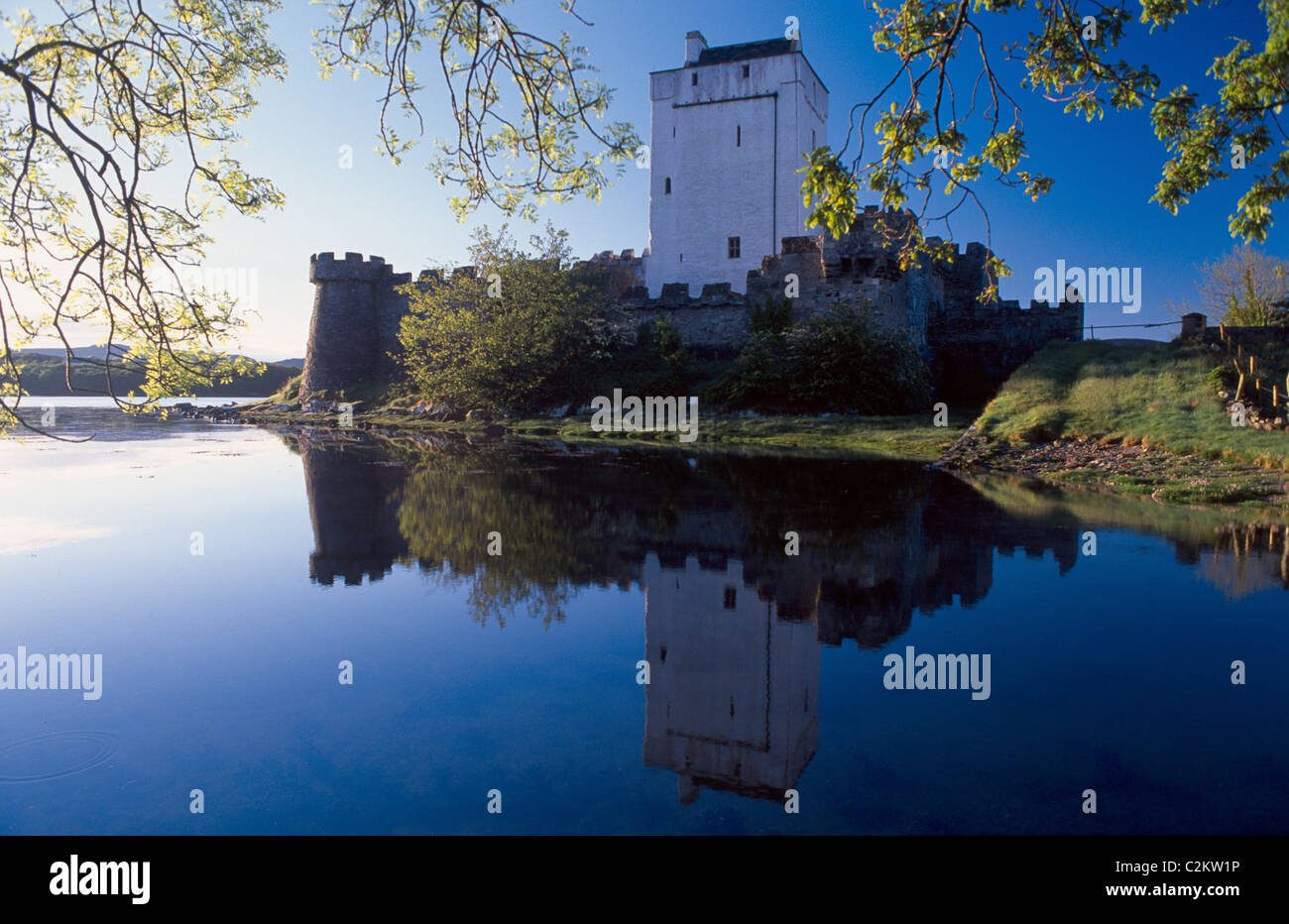 La riflessione di Doe Castle in Sheephaven Bay, Creeslough, County Donegal, Irlanda. Foto Stock