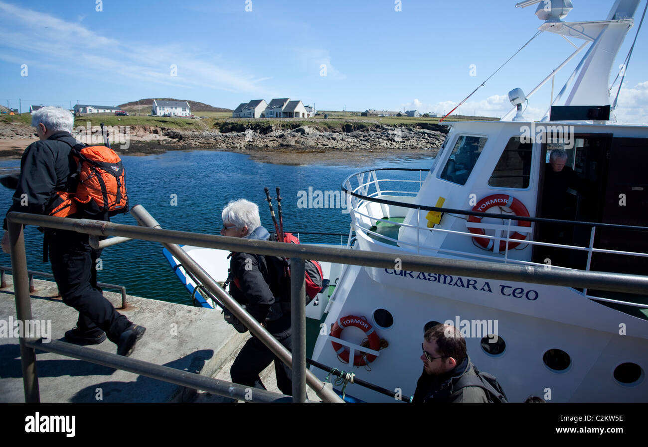 I turisti lo sbarco il traghetto a Tory Island, County Donegal, Irlanda. Foto Stock