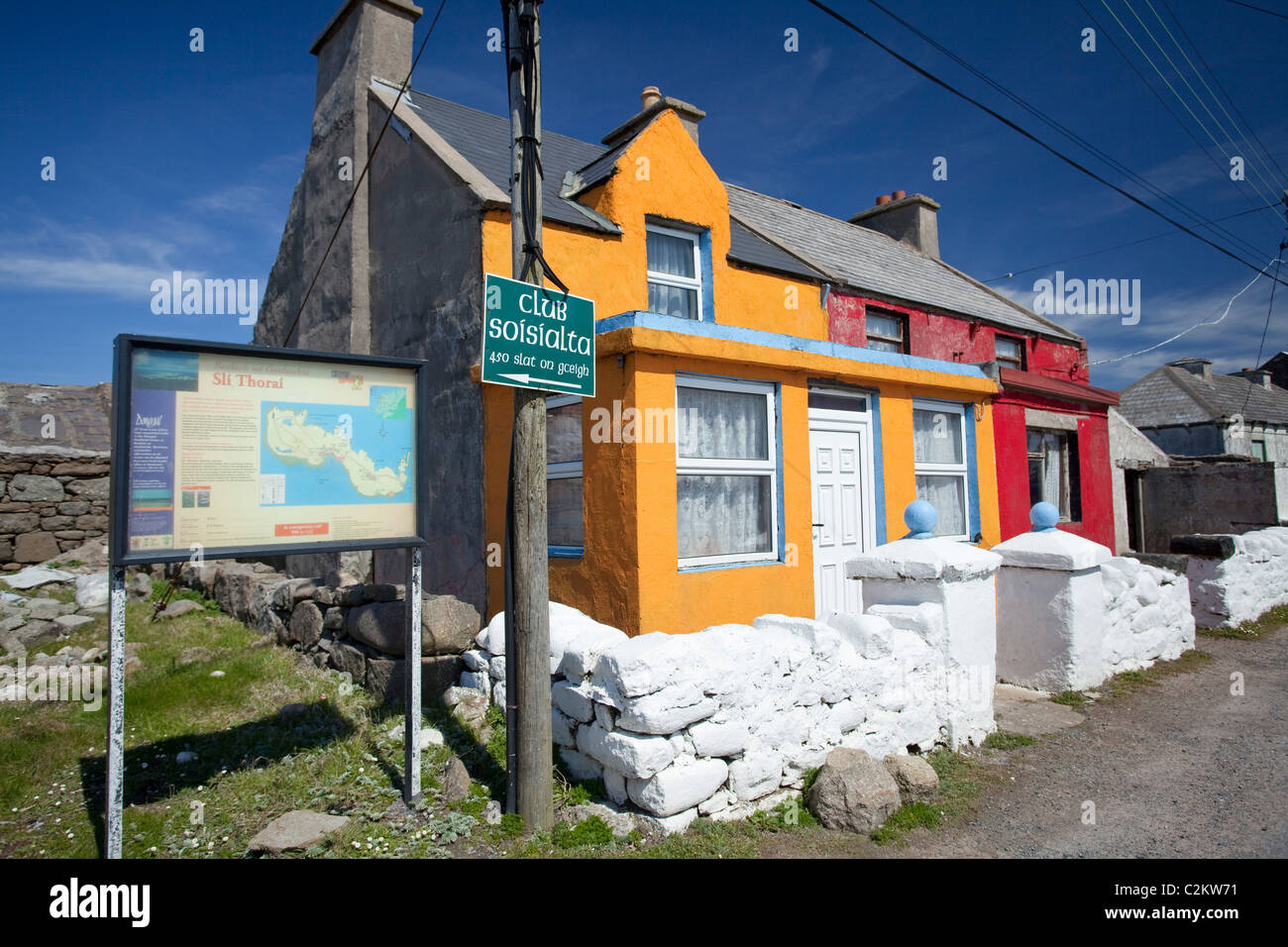 Cottage colorati in West Town, Tory Island, County Donegal, Irlanda. Foto Stock