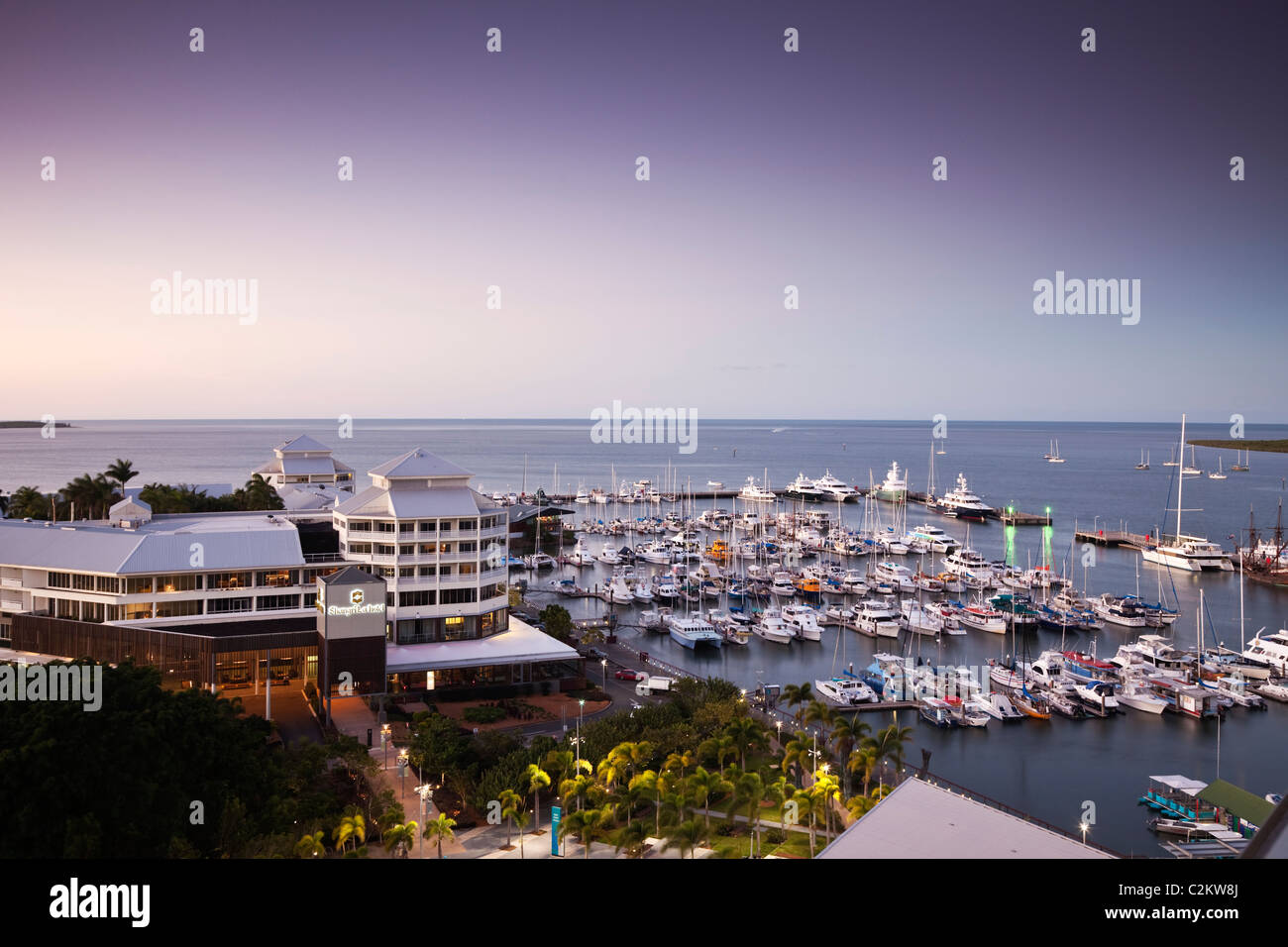 L'hotel Shangri-La e Marlin Marina al tramonto. Cairns, Queensland, Australia Foto Stock