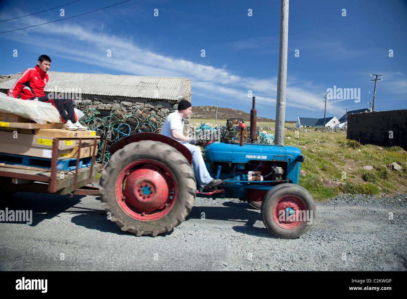 Il trasporto del trattore su Tory Island, County Donegal, Irlanda. Foto Stock
