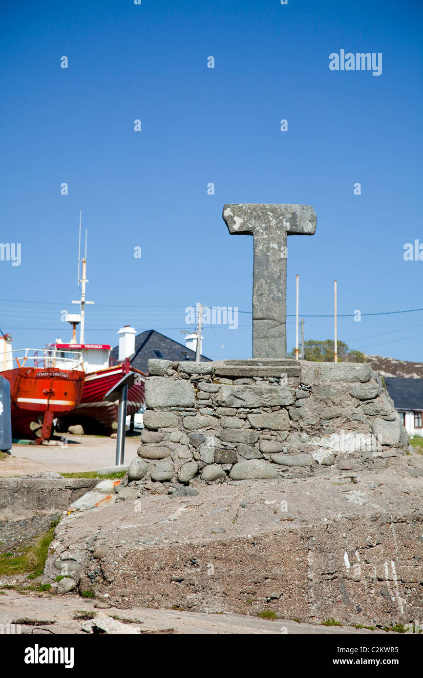 12esimo secolo Tau accanto al porto di West Town, Tory Island, County Donegal, Irlanda. Foto Stock