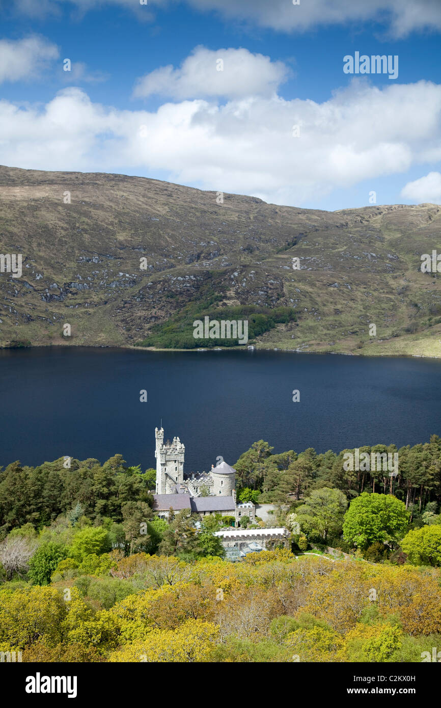 Glenveagh Castello sulla riva del Lough Veagh, Castello e Parco nazionale di Glenveagh, County Donegal, Irlanda. Foto Stock