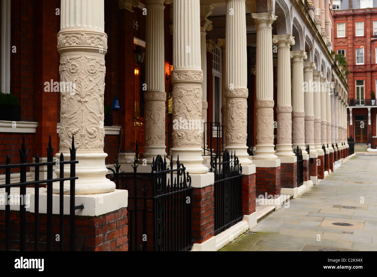 Bellissimi dettagli su questa lussuosa terrazza in Cadogan Square, Knightsbridge di Londra, Regno Unito ARTIFEX LUCIS Foto Stock