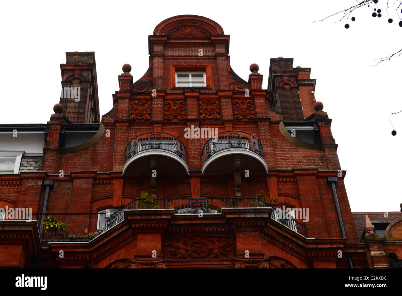 Ricca decorazione su questo tradizionale facciata di mattoni rossi in Cadogan Square, Knightsbridge di Londra, Regno Unito ARTIFEX LUCIS Foto Stock
