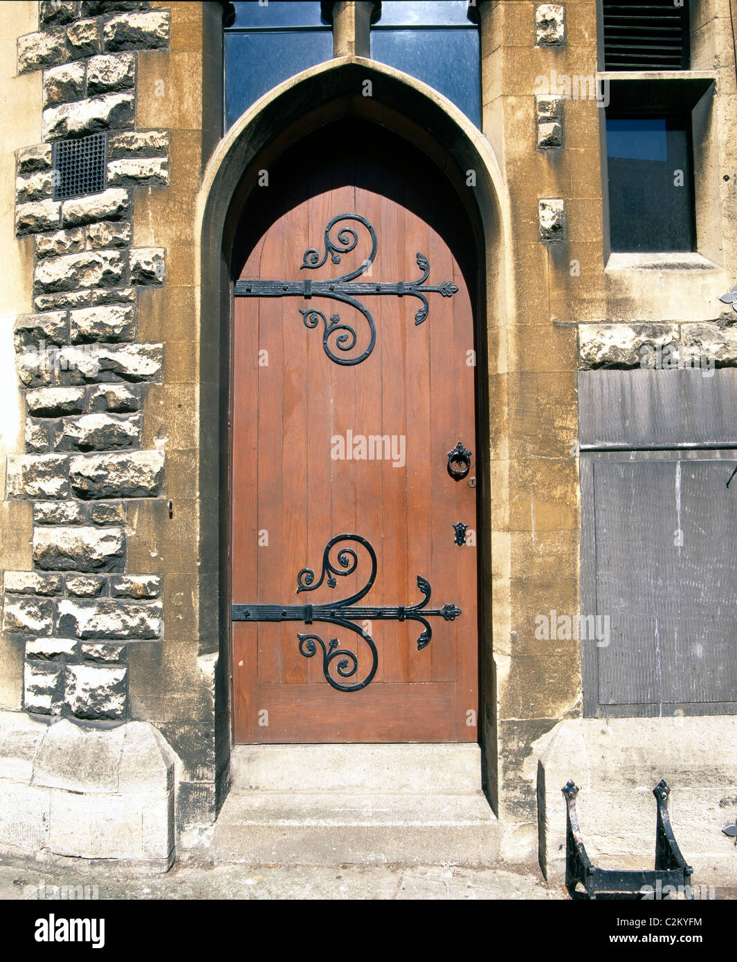 Porte - ecclesiastica porta tipo ornato di ferramenta / incernierato in rinzaffo la costruzione di pietra Foto Stock
