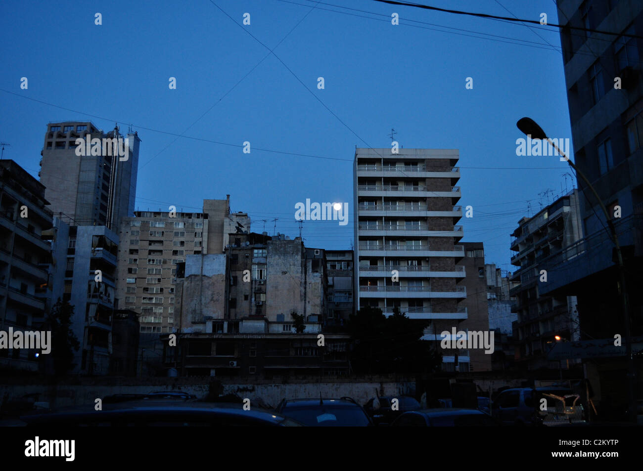 Beirut, vecchio e nuovo Libano; strade di notte di luna piena in primavera. Foto Stock