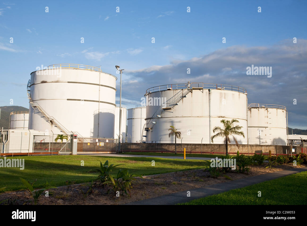 Serbatoi di accumulo di carburante a Portsmith. Cairns, Queensland, Australia Foto Stock