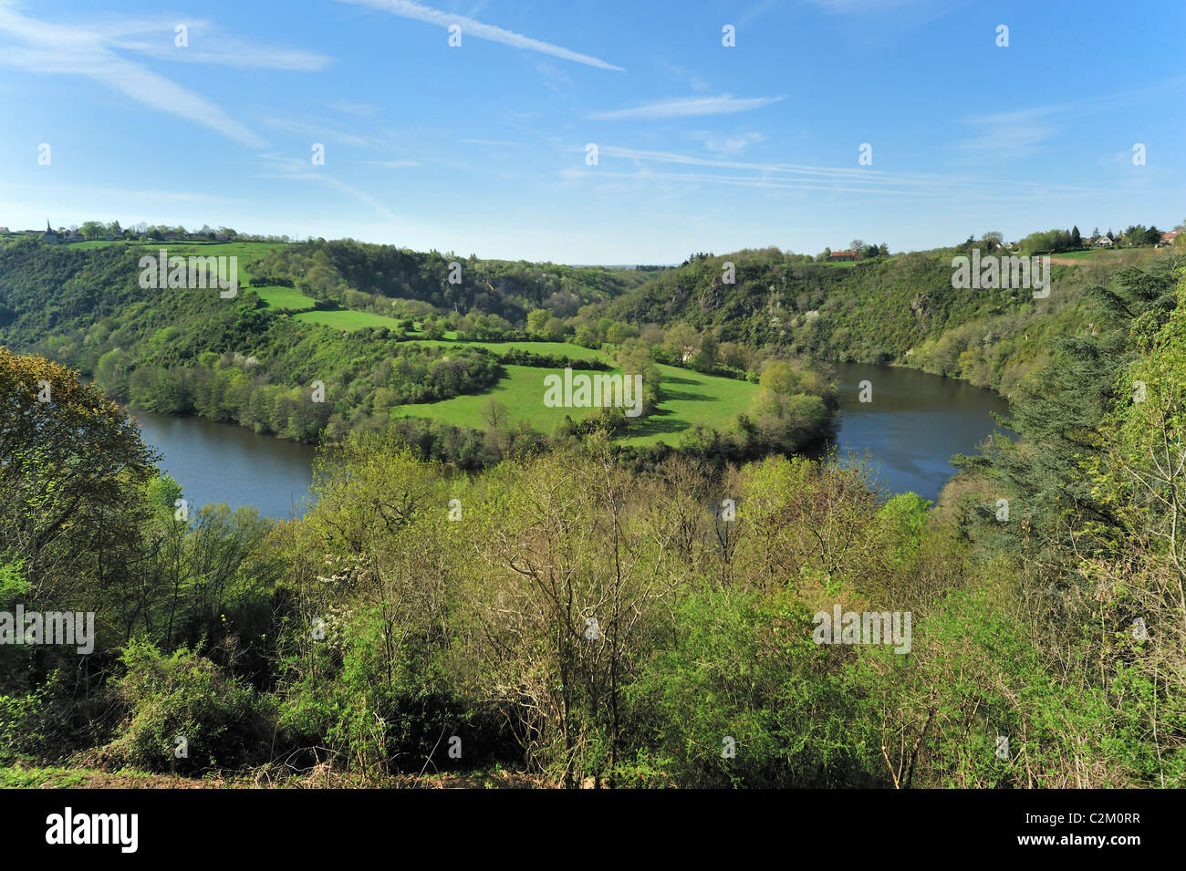 Boschi e prati con siepi lungo il meandro del fiume Creuse, Indre, Francia Foto Stock