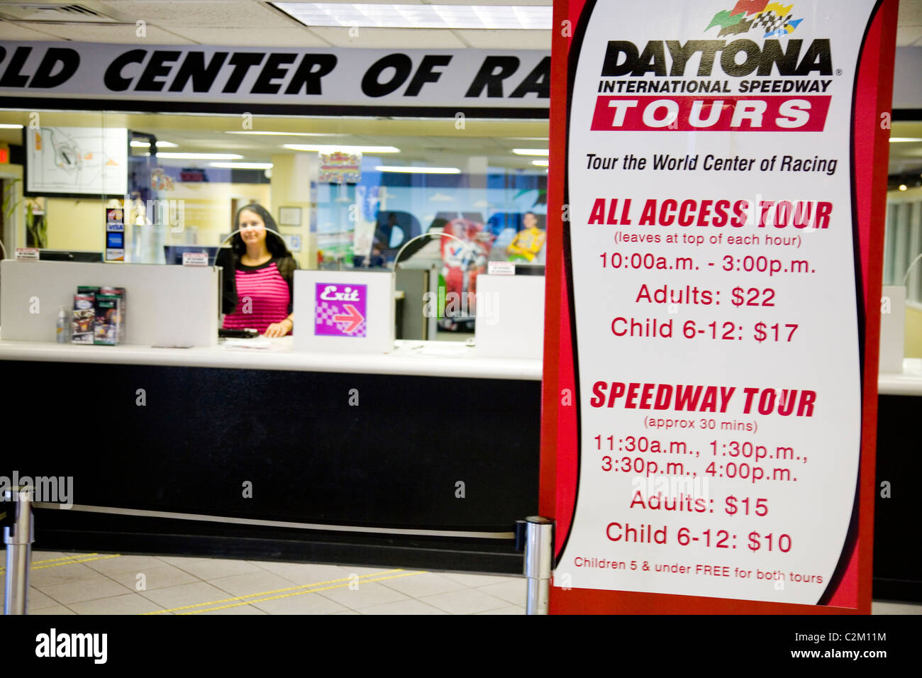 I visitatori hanno la possibilità di scegliere tra opzioni tour alla famosa in tutto il mondo Daytona International Speedway di Daytona Beach, FL. Foto Stock