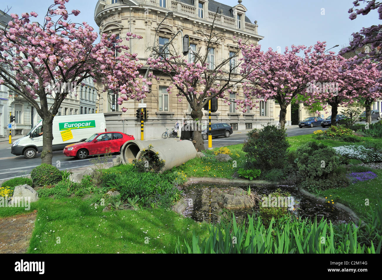 Calcestruzzo gronde in larga striscia mediana / centrale di prenotazione che è stato trasformato in un giardino includono nella città di Gand, Belgio Foto Stock