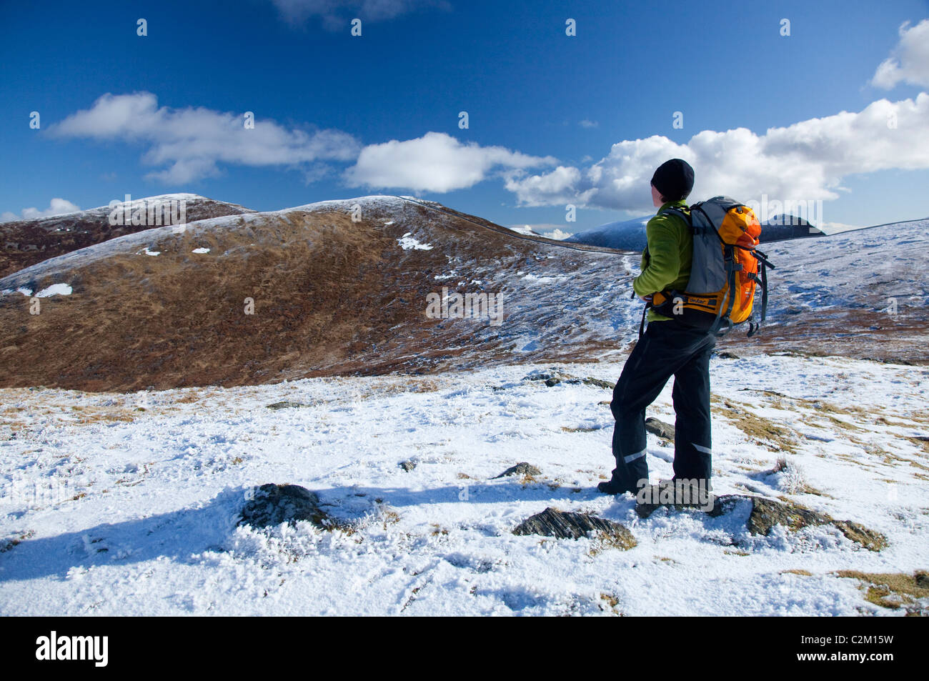 Inverno walker vicino alla cima della montagna Ott, Mourne Mountains, County Down, Irlanda del Nord. Foto Stock