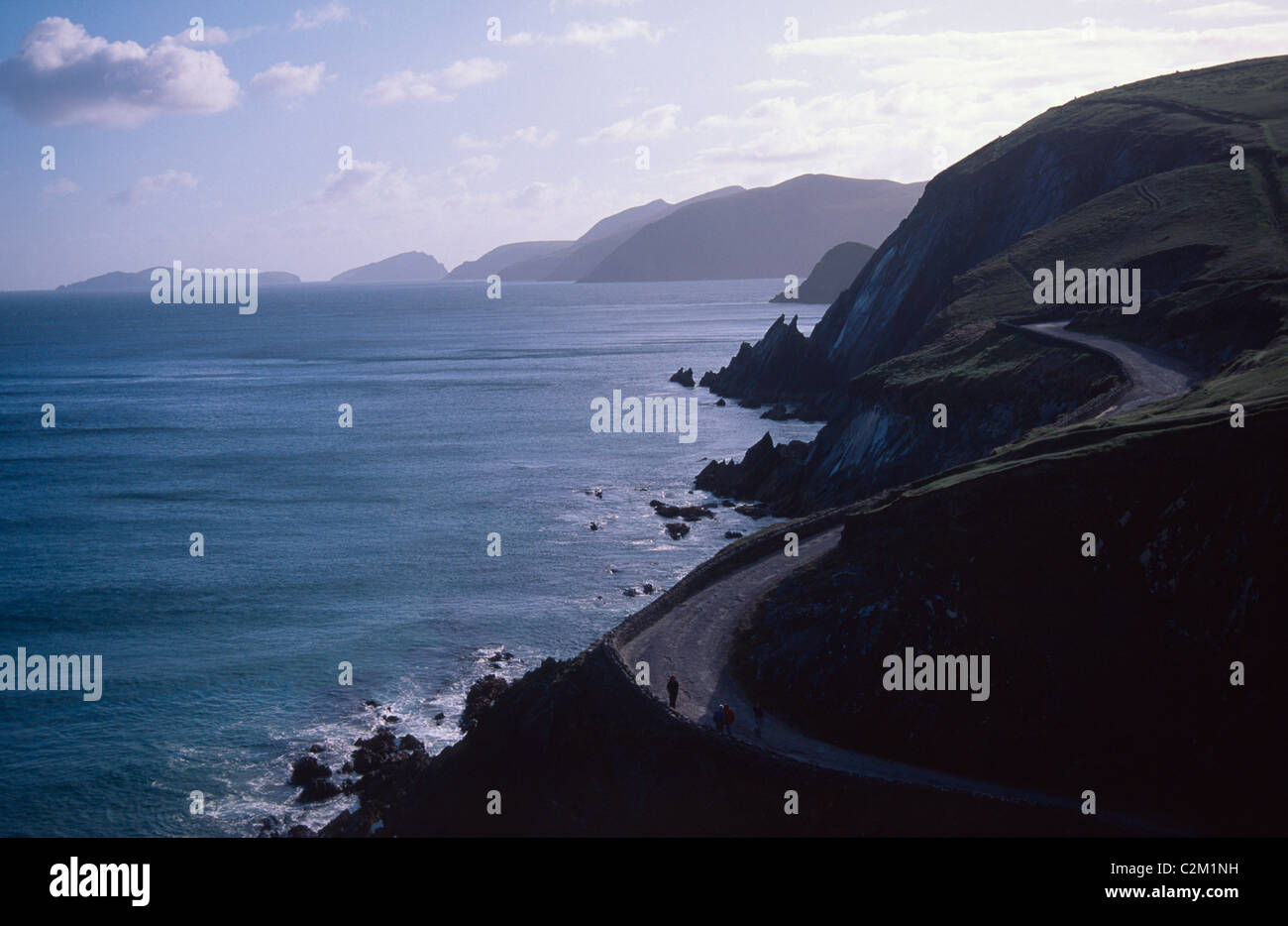 Costa frastagliata e la strada costiera intorno Slea Head, penisola di Dingle, nella contea di Kerry, Irlanda. Foto Stock