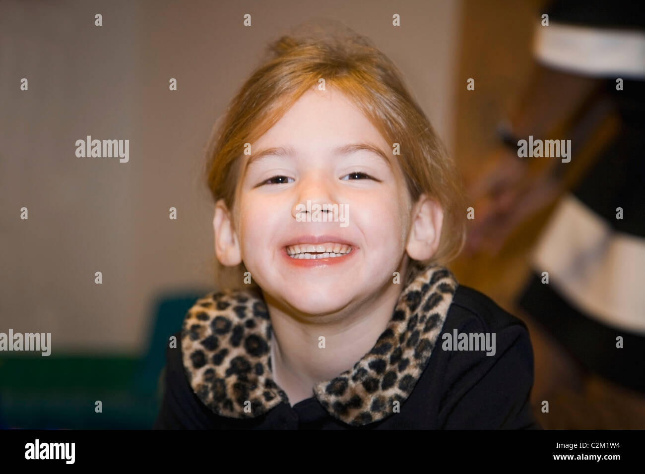 Una ragazza con un grande sorriso Foto Stock
