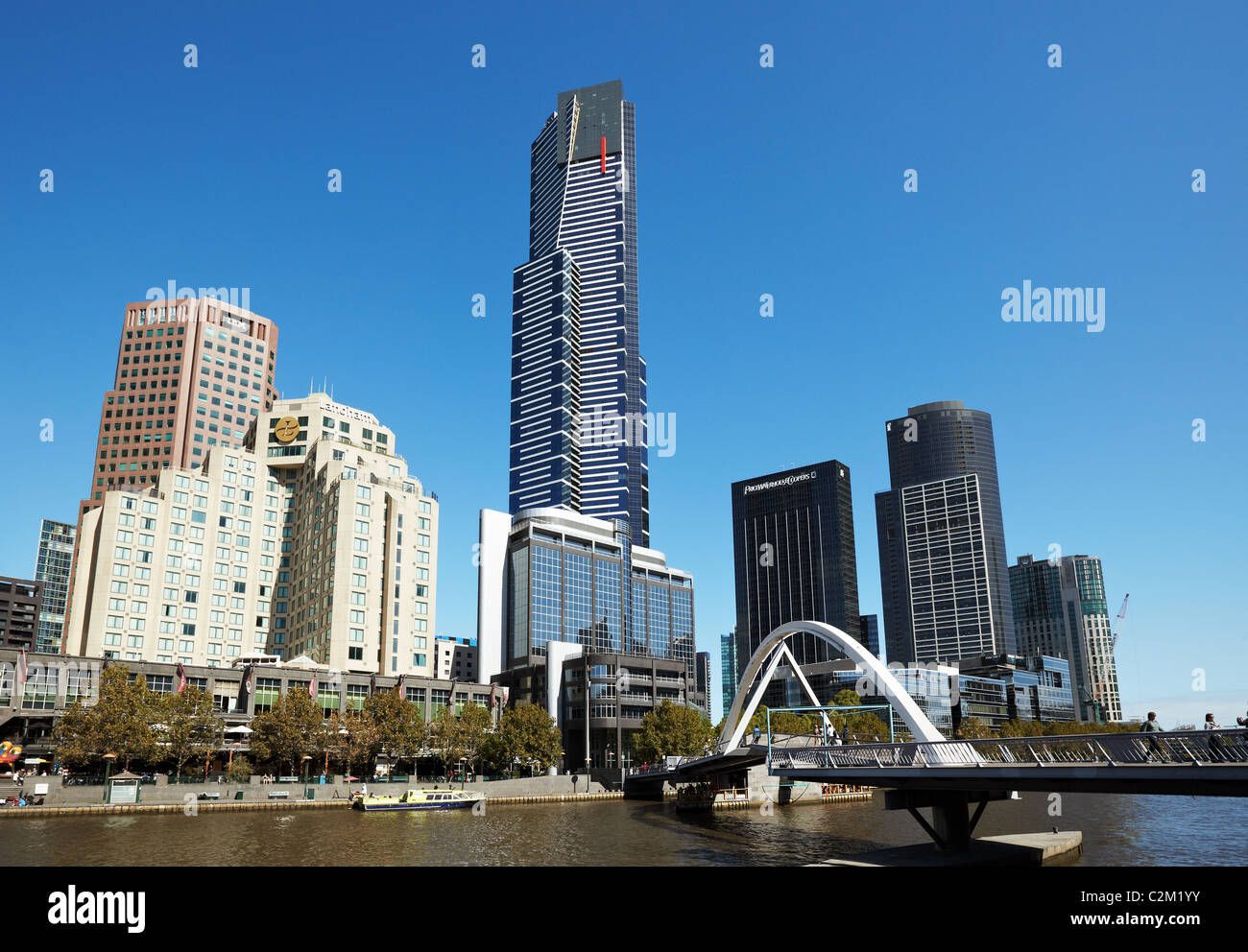 Il Southbank Promenade e Eureka Tower di Melbourne, Victoria, Australia Foto Stock