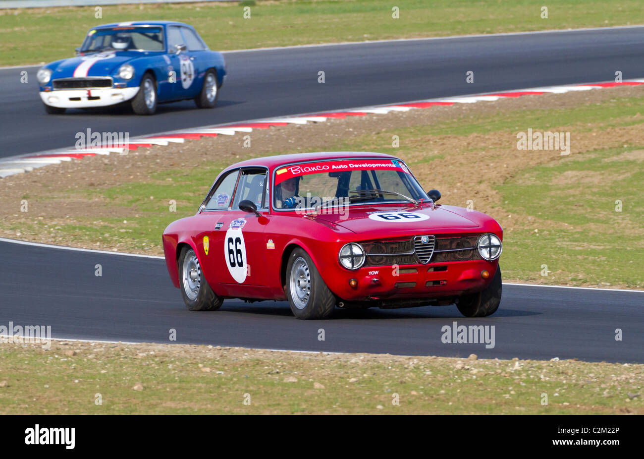 1973 Alfa Romeo GT Junior, driver John Symes. MGB GT in sottofondo durante la CSCC oscillante serie degli anni Sessanta la razza, Snetterton, UK. Foto Stock