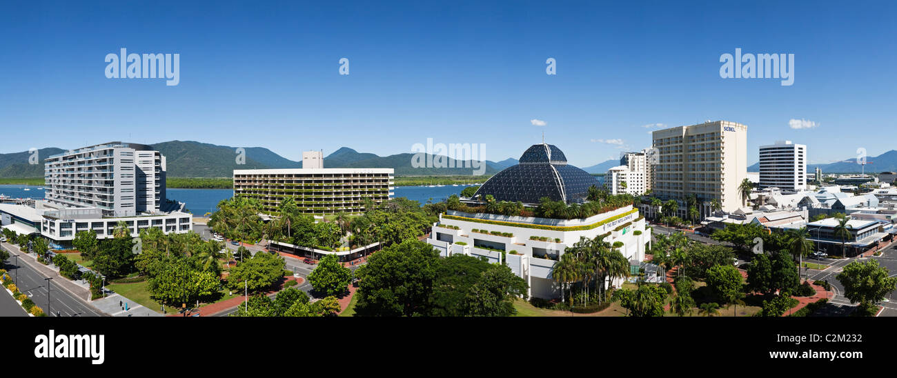 Skyline della città tra cui Harbour Lights, Hilton Hotel, Reef Hotel Casino e il Sebel. Cairns, Queensland, Australia Foto Stock