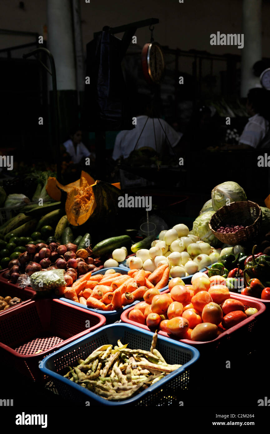 Dettaglio di un mercato in stallo San Gil coperto del mercato alimentare, Colombia, illuminato da un albero di luce diurna dal attraverso il tetto. Foto Stock