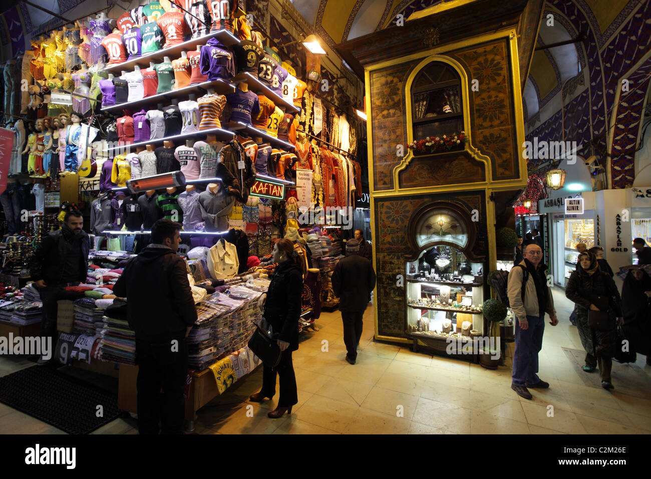 Venditore di vestiti, Grand Bazaar, Istanbul, Turchia Foto stock - Alamy