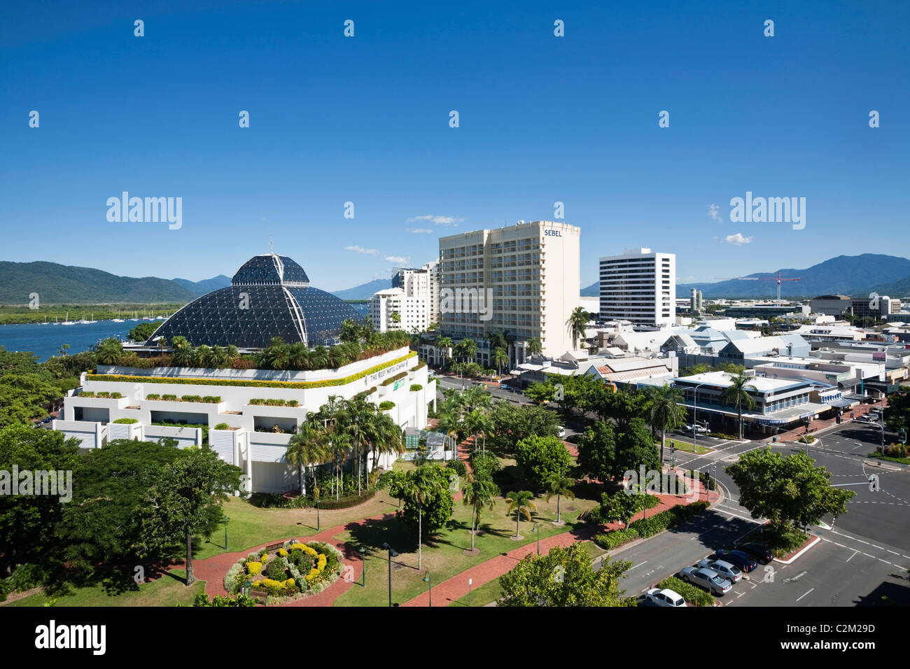 Skyline della città tra cui il Reef Hotel Casino e il Sebel Hotel. Cairns, Queensland, Australia Foto Stock