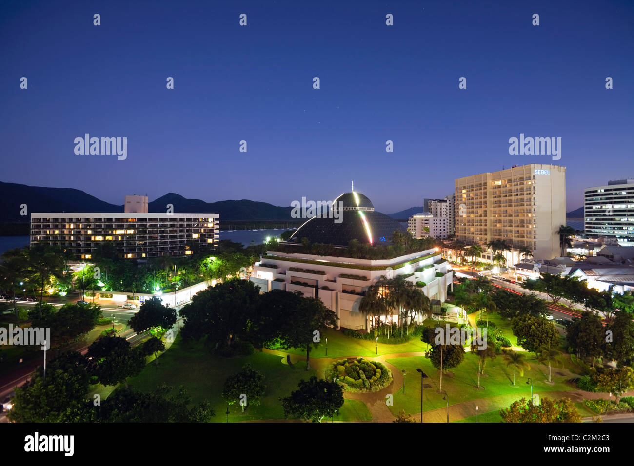 Skyline della città tra cui Hilton Hotel, Reef Hotel Casino e il Sebel illuminata di notte. Cairns, Queensland, Australia Foto Stock