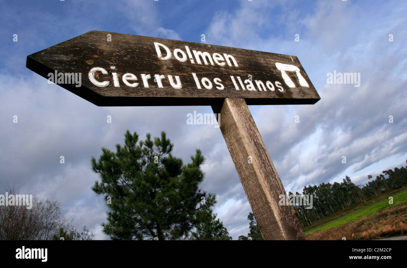 Indicatore del Dolmen Cierru Los Llanos, Carreño, Asturie. Foto Stock