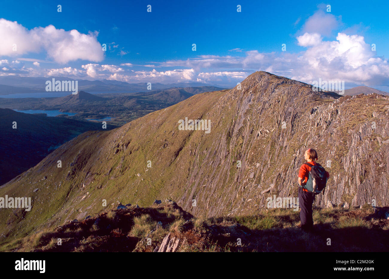 Walker guardando verso Lackabane dalla montagna Eskatarriff, penisola di Beara, nella contea di Kerry, Irlanda. Foto Stock