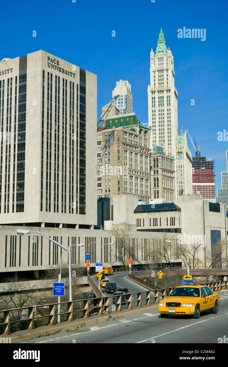 Università di passo e Woolworth Building downtown Manhattan Foto Stock