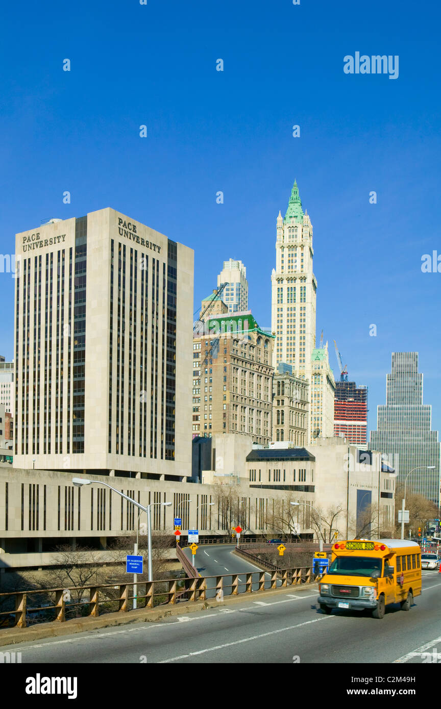 Università di passo e Woolworth Building downtown Manhattan Foto Stock