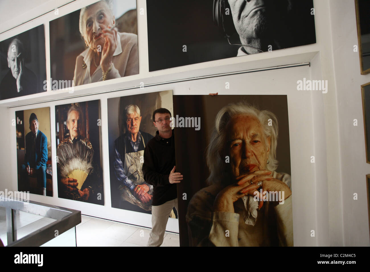 Un fotografo tenendo la sua fotografia in una mostra fotografica in galleria Manes Nove Mesto Praga Repubblica Ceca Foto Stock