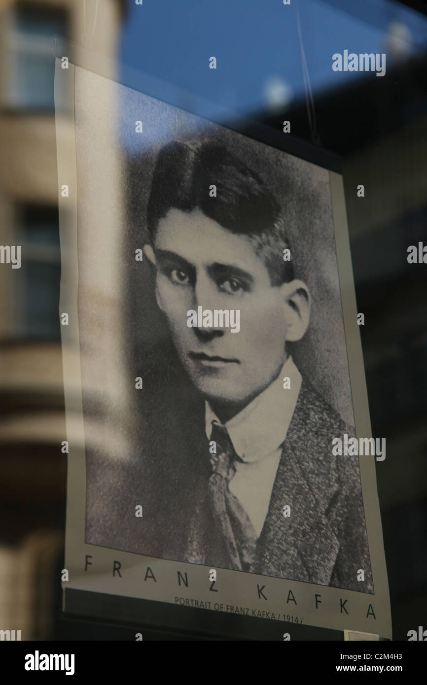 Vecchia foto di scrittore Franz Kafka che era una lingua Tedesca Bohemian Jewish romanziere e novelliere collocato in una vetrina per la Città Vecchia Staré Mesto trimestre Praga Repubblica Ceca Foto Stock