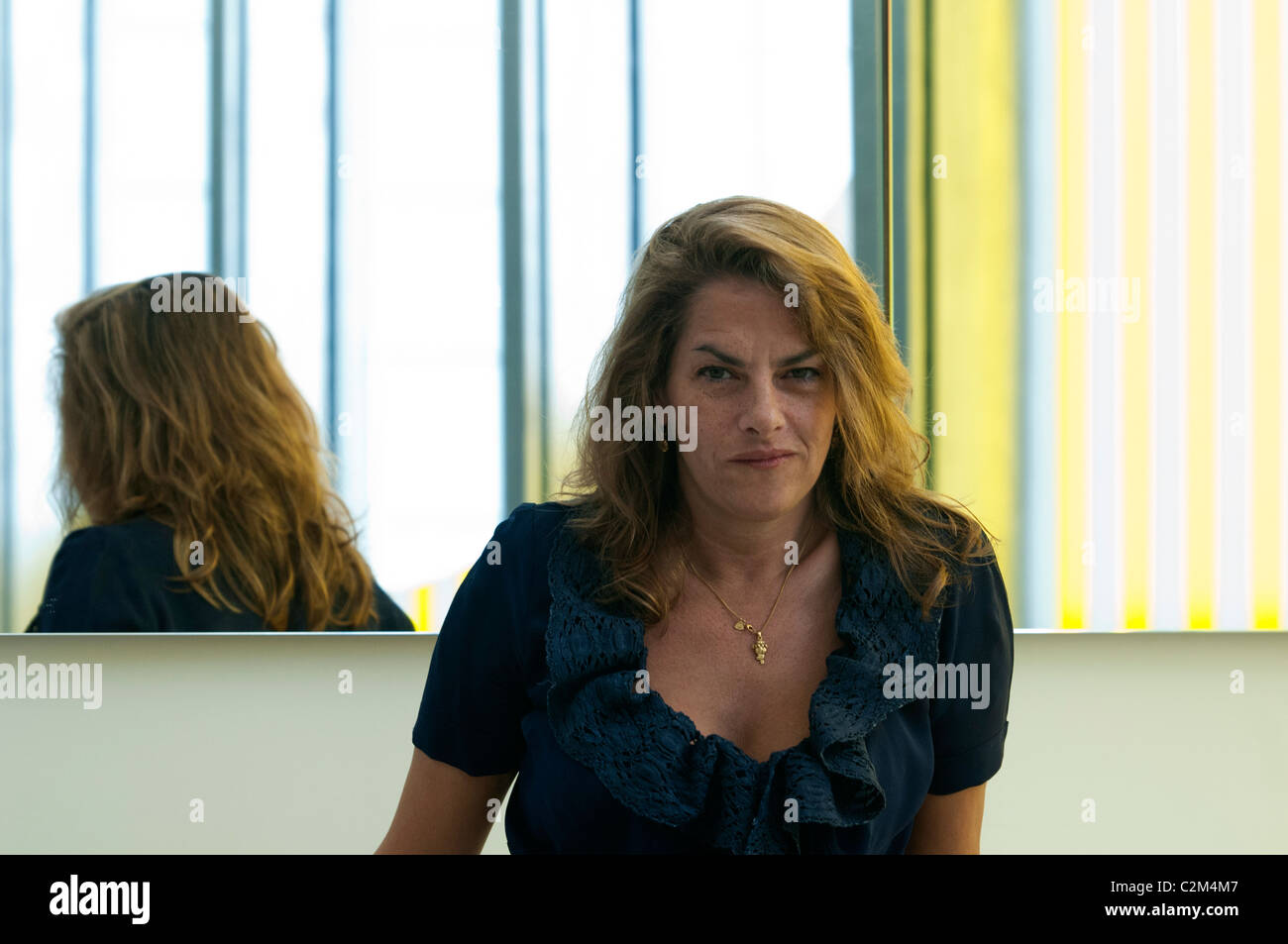 Turner Galleria Contemporaneo lancio con Tracey Emin nella parte anteriore del Daniel Buren l'installazione. Foto Stock