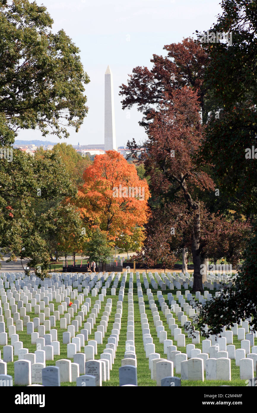 Il Monumento di Washington, il Cimitero Nazionale di Arlington USA 12 Ottobre 2010 Foto Stock