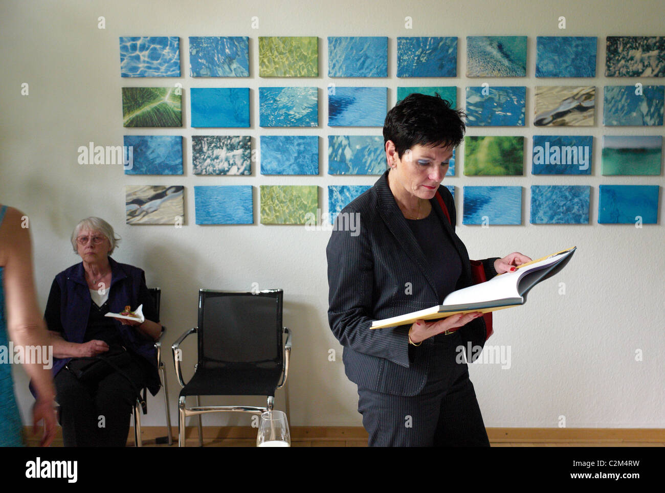 Una donna a un vernissage Foto Stock