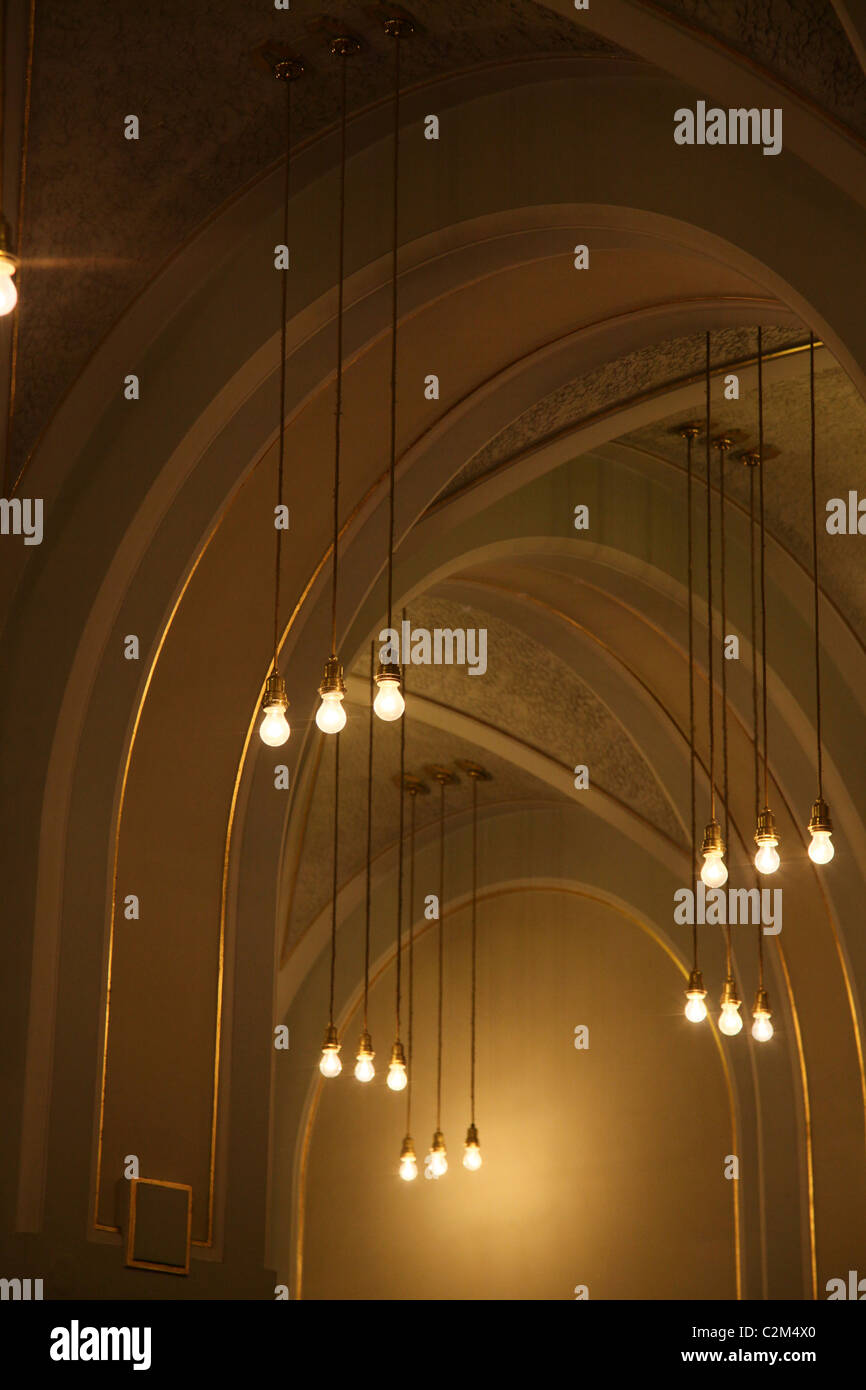 Soffitto decorato in stile Art Nouveau design presso il Obecni Dum Casa Municipale di un edificio civile che ospita Sala Smetana, un celebre Concerto in Nove Mesto del distretto di Praga Repubblica Ceca Foto Stock
