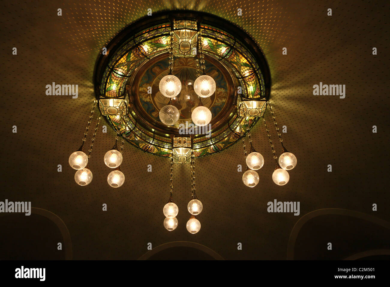 Soffitto decorato in stile Liberty a Obecni Dum Casa Municipale di un edificio civile che ospita Sala Smetana, un celebre Concerto in Nove Mesto del distretto di Praga Repubblica Ceca Foto Stock