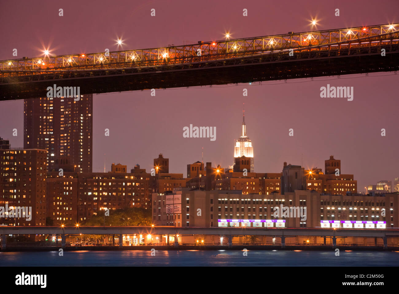 L'Empire State sotto il ponte di Brooklyn Foto Stock