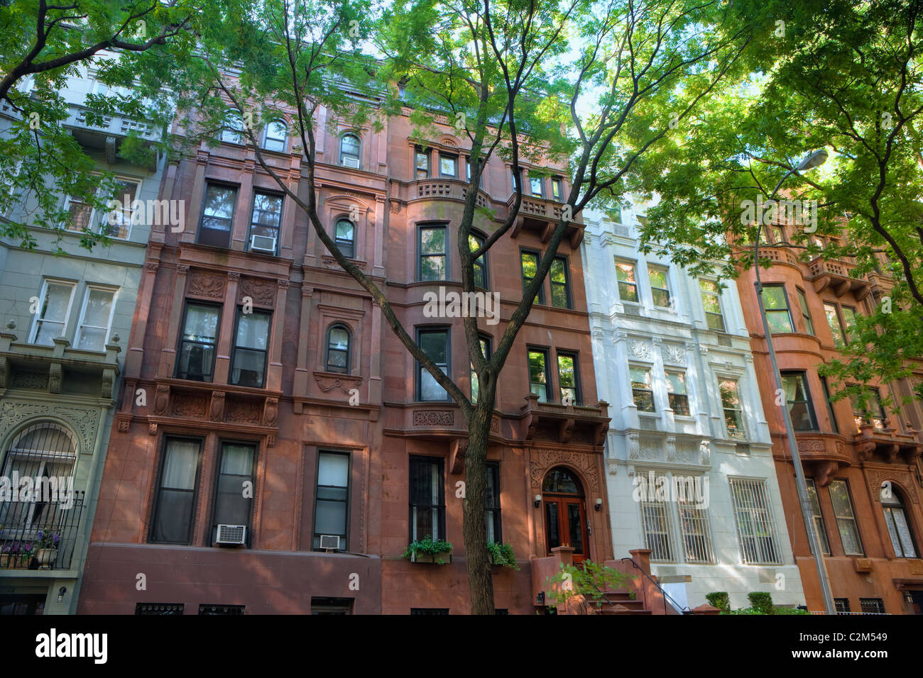 Viale alberato di case a schiera a Upper West Side di New York Foto Stock
