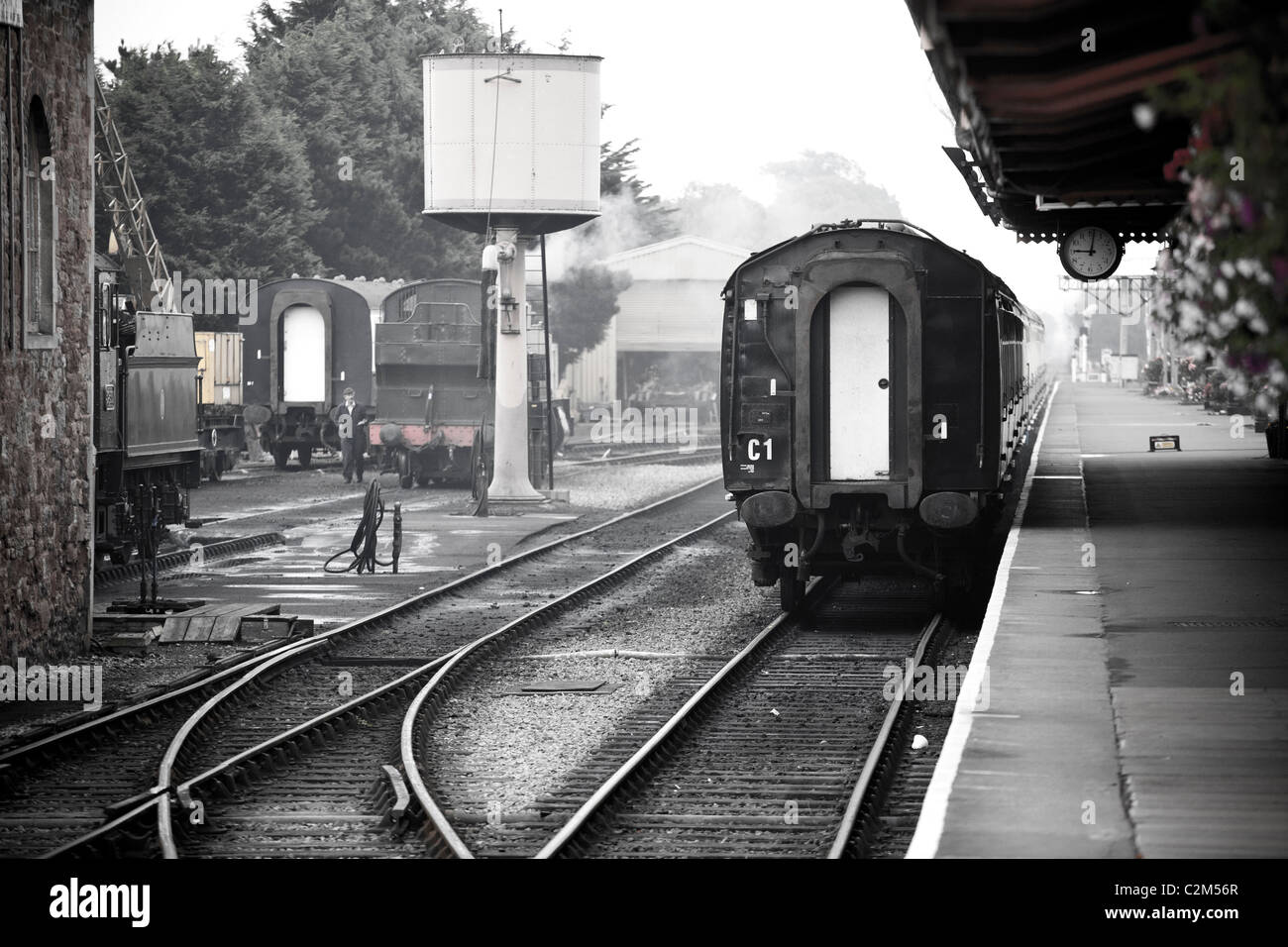 Il treno a vapore in attesa di discostarsi dal Minehead stazione ferroviaria Foto Stock