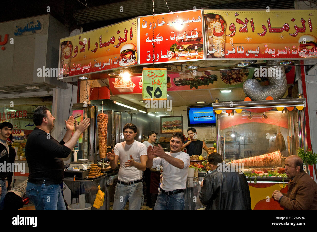 Aleppo fast food Bazaar Souq città mercato città della Siria Foto Stock