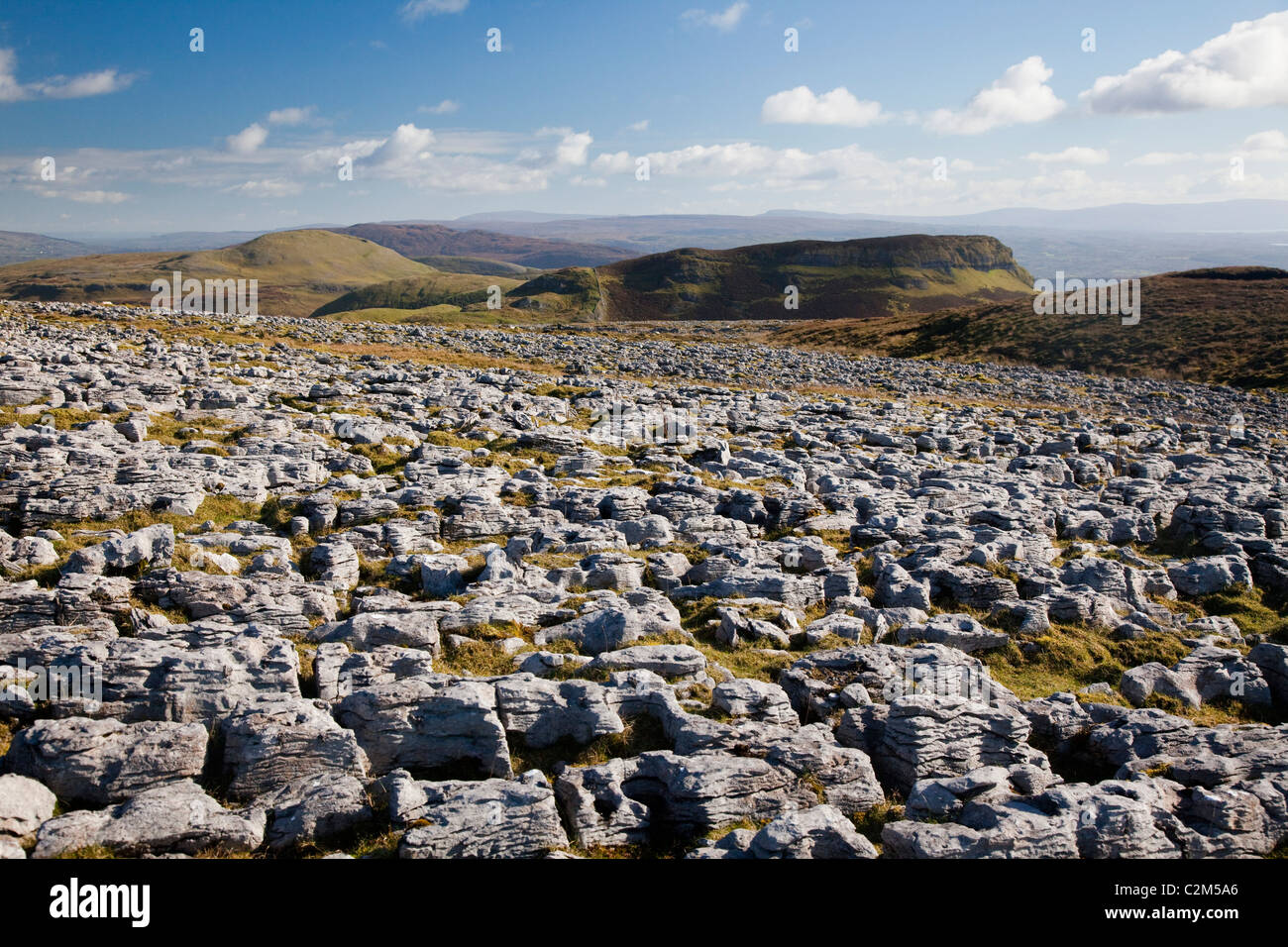 Pavimentazione in calcare sulla montagna Keelogyboy, nella Contea di Leitrim, Irlanda. Foto Stock