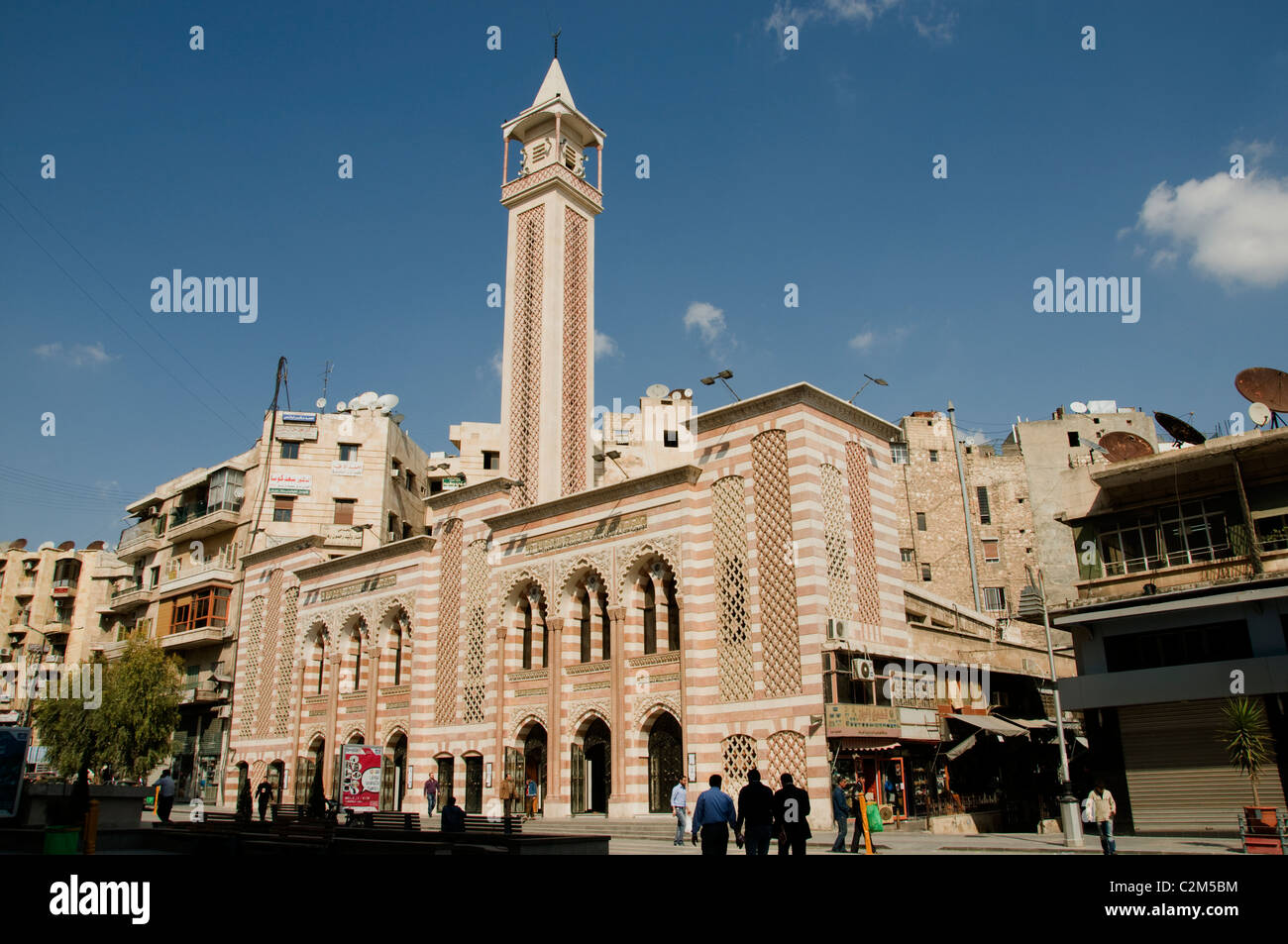 La moschea di nuovo e moderno centro città di Aleppo Siria Foto Stock