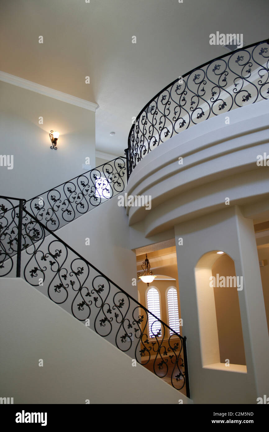 Cancellata in ferro battuto su per le scale e loft di una nuova casa Foto Stock