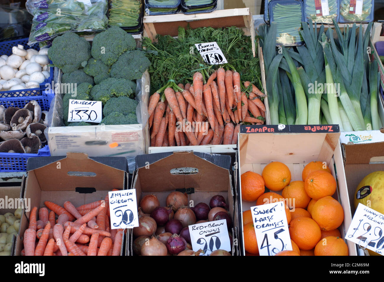 Frutta e verdura visualizzati al di fuori di un locale negozio ad angolo Foto Stock