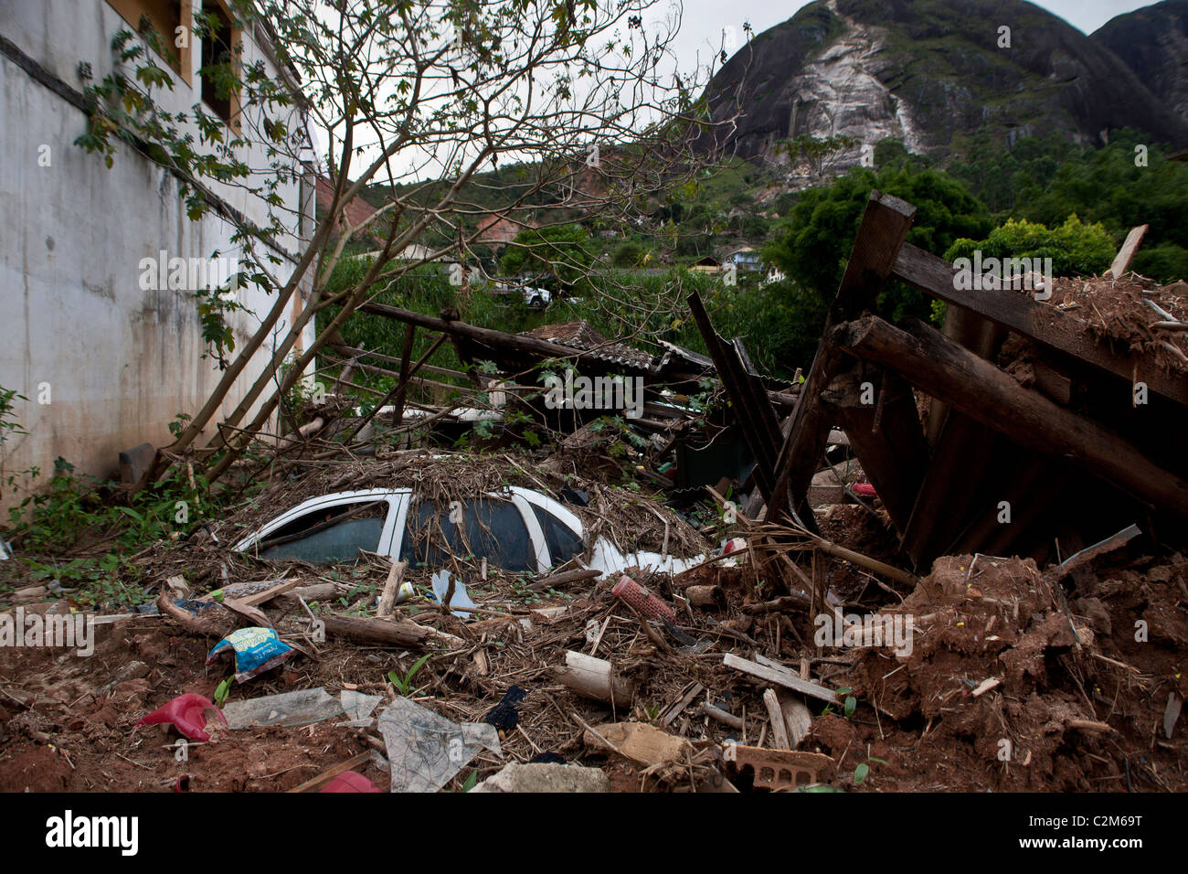 Due mesi dopo il mese di gennaio 2011 Nova Friburgo inondazioni, Stato di Rio de Janeiro, Brasile Havoc e rovine a Corrego D'Antas trimestre Foto Stock